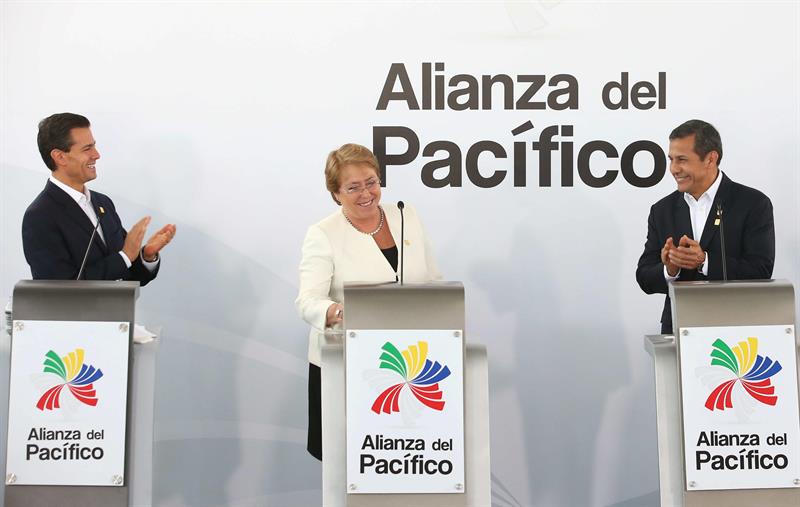 Enrique Peña Nieto (i), Michelle Bachelet (c), y el presidente de Perú, Ollanta Humala (d), en la declaración conjunta de hoy en Paracas