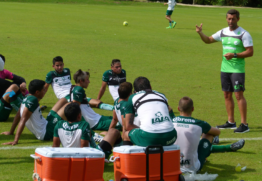 Santos Laguna ha realizado algunos ejercicios nuevos que los jugadores han recibido con agrado. 