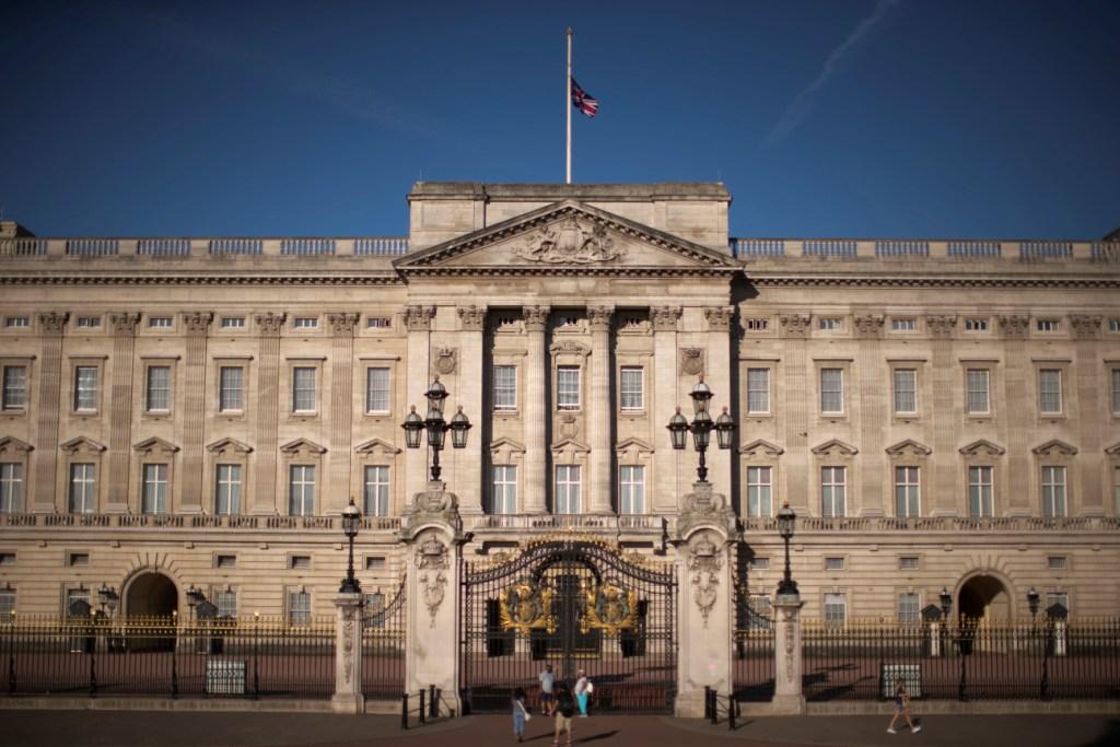 Una semana después del atentado, las bandera del Palacio de Buckingham ondearon a media asta. 