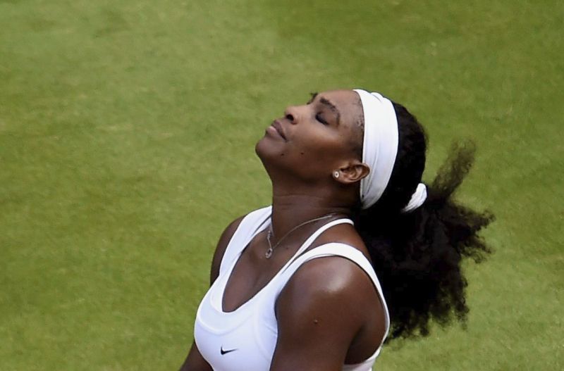 Serena Williams respira profundo y continua en el partido.