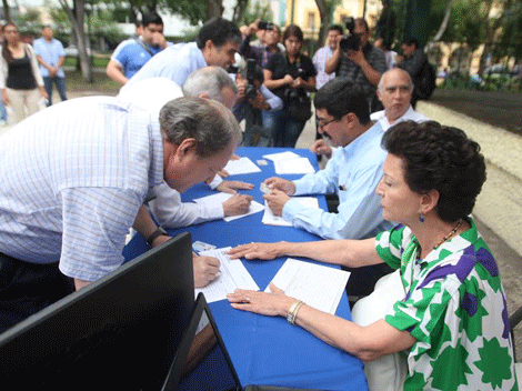 Colocaron módulos para recolectar las firmas de los militantes panistas.