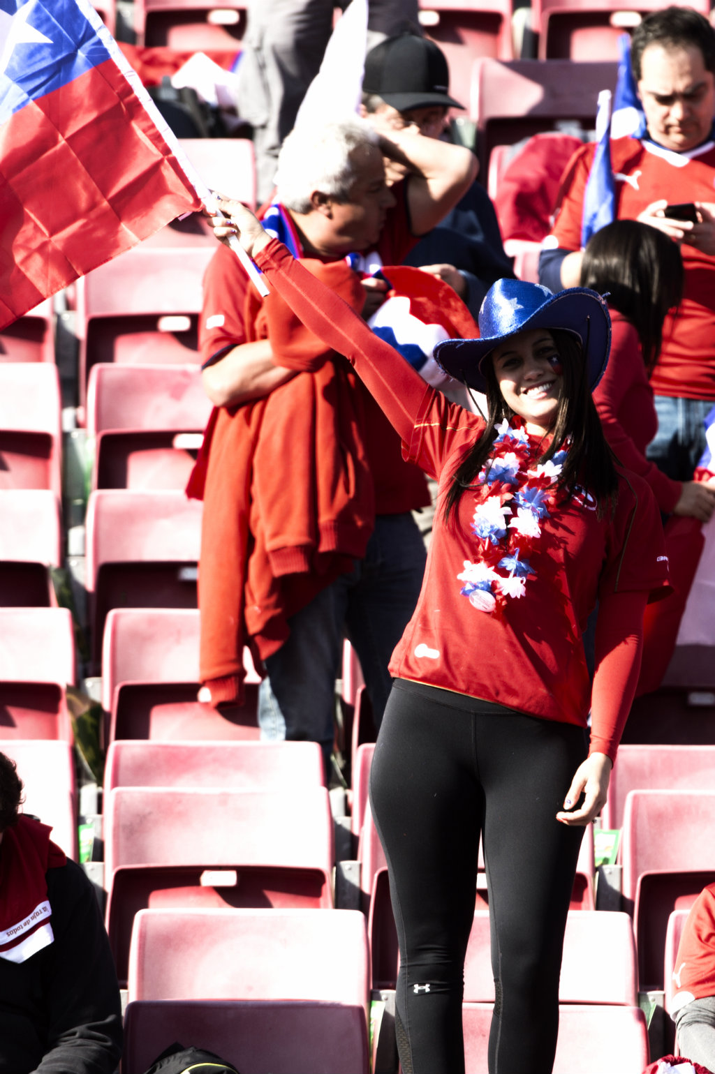 Una chile ondea la bandera de su selección