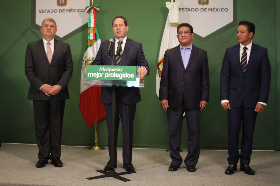 El gobernador Eruviel Ávila tomó protesta a Eduardo Valiente, nuevo comisionado de seguridad. 