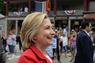 Hillary Clinton marcha en el desfile del 4 de julio en Gorham, New Hampshire, estado donde realiza una gira de dos días