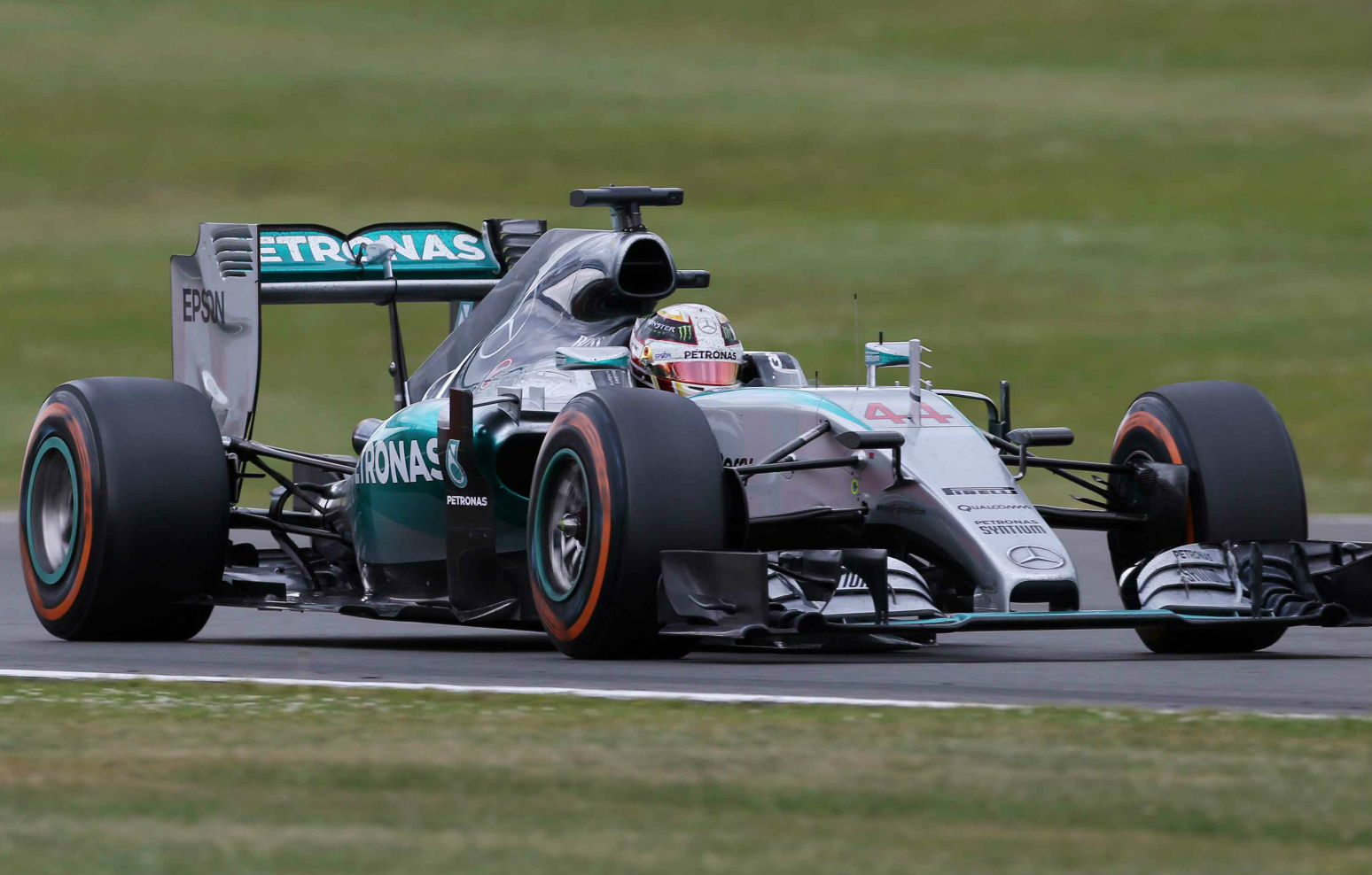 Lewis Hamilton de Mercedes, remontó y se quedó con la victoria en Gran Bretaña 