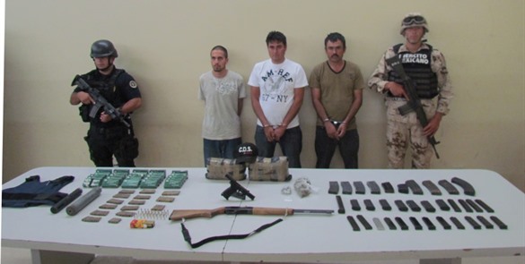 Militares y policías estatales detuvieron a tres personas y aseguraron 10.5 kilos de heroína.