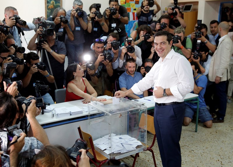 El primer ministro griego, Alexis Tsipras, vota en un referendo nacional en Atenas.