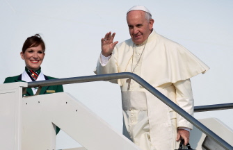 El Papa saluda a los periodistas al abordar el avión en el aeropuerto de Fiumicino, en Roma