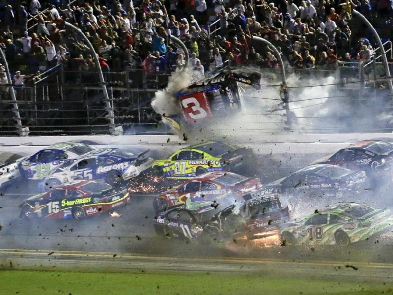 Momento en que el auto de Austin Dillon se eleva, y se impacta en el muro de contención 