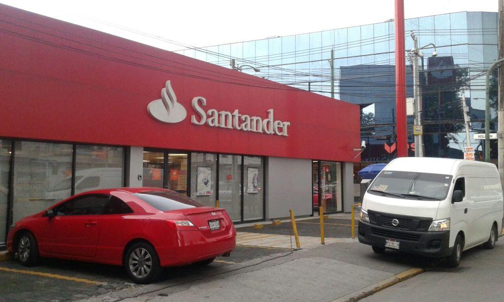 La mujer había retirado dinero de un cajero de Santander. 