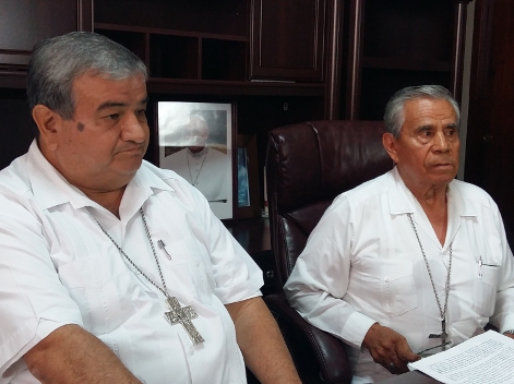 El Obispo Alejo Zavala Castro (derecha) concluye 24 años de servicio pastoral en el estado de Guerrero.
