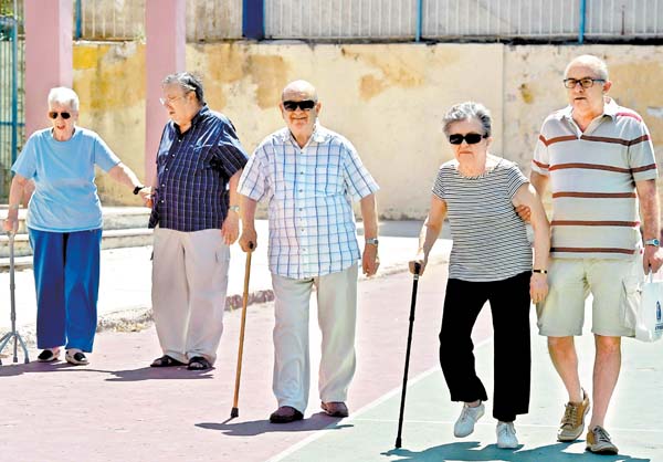 Pensionados griegos en el referendo de ayer en Atenas. 