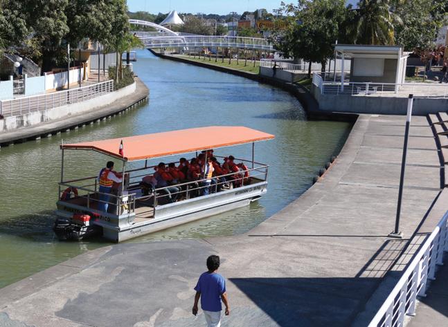 Turistas empiezan gustosos a hacer acto de presencia en el canal.