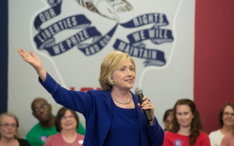 Hillary Clinton se dirige a sus seguidores en un acto de campaña, hoy en la biblioteca Iowa City Public Library de Iowa City, en el estado de Iowa