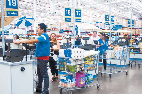Las familias mantienen el optimismo sobre su situación, mas no en la economía en general.