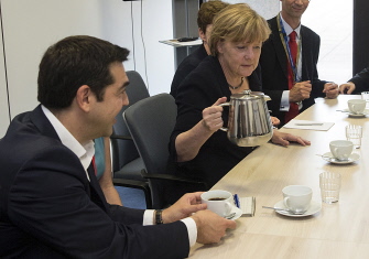 El primer ministro griego, Alexis Tsipras (i), y la canciller alemana, Angela Merkel, reunidos en la sede de la UE, hoy en Bruselas