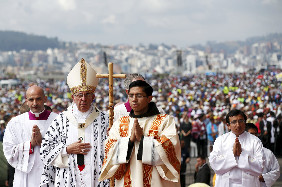 El papa Francisco llega al Parque Bicentenario en Quito para celebrar la misa.