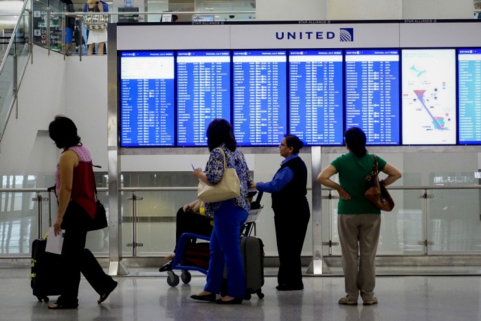 Esperaban a que los tableros de la aerolínea marcara las nuevas rutas que la aerolínea ofreció para los afectados 