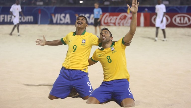 Jugadores de la selección de brasileña de futbol de playa celebran tras una anotación.