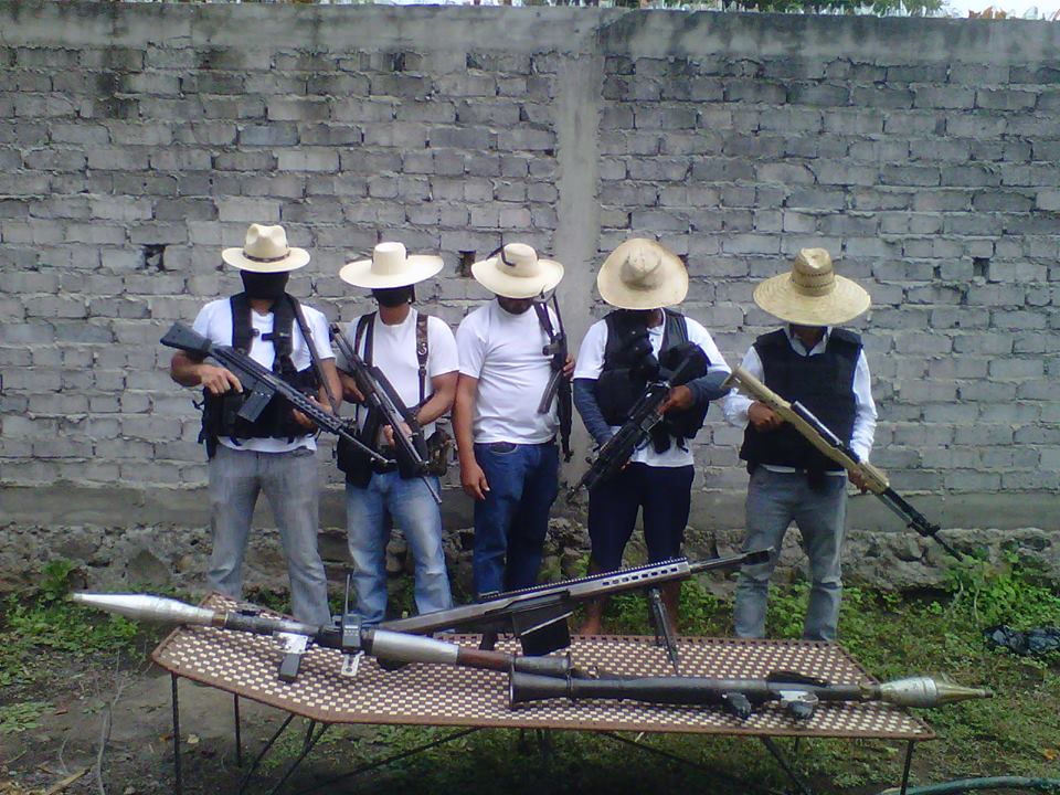La fotografía de los supuestos autodefensas en Apatzingán.
