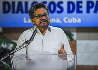 El líder de la delegación de las FARC en La Habana, Iván Márquez, lee hoy una declaración en el Palacio de Convenciones