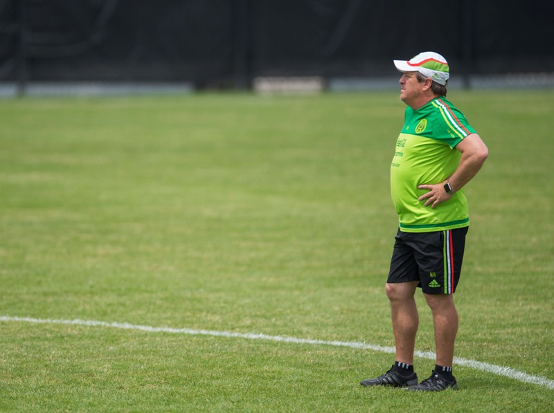 Miguel Herrera en una práctica con la selección mexicana en Copa Oro 