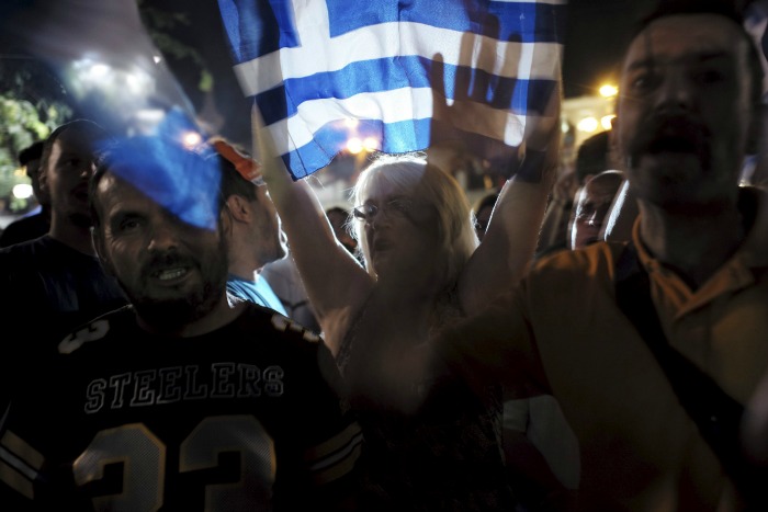 Pese al referéndum del domingo el primer ministro de Grecia, Alexis Tsipras, pidió, oficialmente, un tercer programa de ayuda financiera por un period