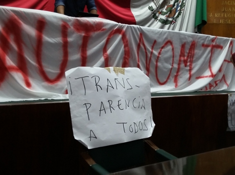 Universitariso durmieron y amanecieron este miércoles en el Congreso de Morelos para presionar a los legisladores a detener la reforma que afecta la a