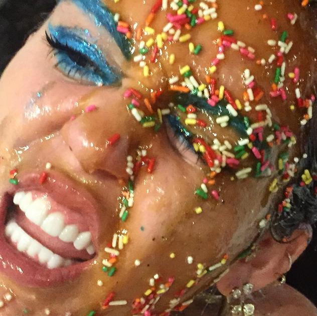 La cantante compartió con sus seguidores una imagen donde tiene cubierto el rostro de chispas de dulces. 