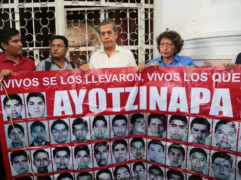 El gobernador Rogelio Ortega con maestros disidentes que se sumaron al movimiento que reclama la presentación con vida de 43 estudiantes de la Normal 