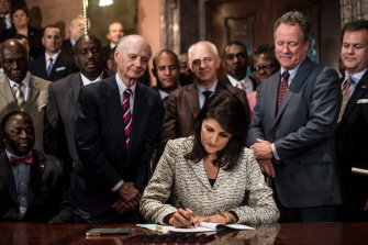 La gobernadora de Carolina del Sur, Nikki Haley, en el momento de firmar la ley que autoriza la retirada de la bandera del Capitolio de Columbia