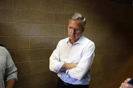 Jeb Bush espera en un vestíbulo después de un acto de campaña en Henderson, Nevada, el pasado 27 de junio