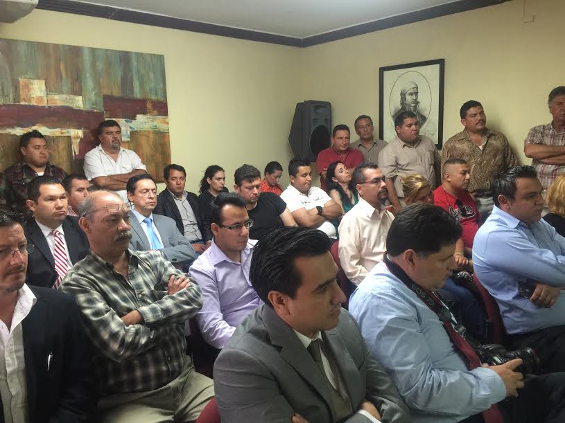 La sala de sesiones se encontraba excedida en su capacidad.
