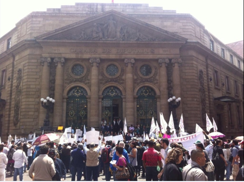 Militantes de Morena protestaron en la escalinata de la Asamblea Legislativa del Distrito Federal.