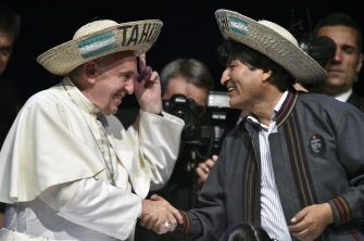 El papa Francisco y Evo Morales, con sombreros de la academia de futbol Tahuichi, en el centro Expo Feria de Santa Cruz, en Bolivia 