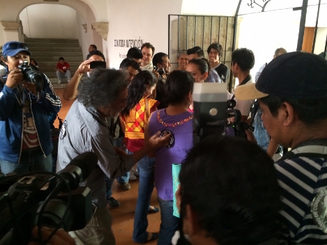El pintor oaxaqueño pegó en la espalda de los asistentes al primer foro “Un proyecto 3 propuestas” un pegote circular con la leyenda "Si al Centro de 