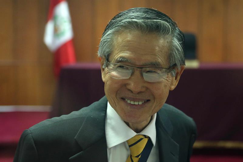 El ex presidente peruano Alberto Fujimori  sonríe a la prensa durantea la audiencia de hoy en Lima