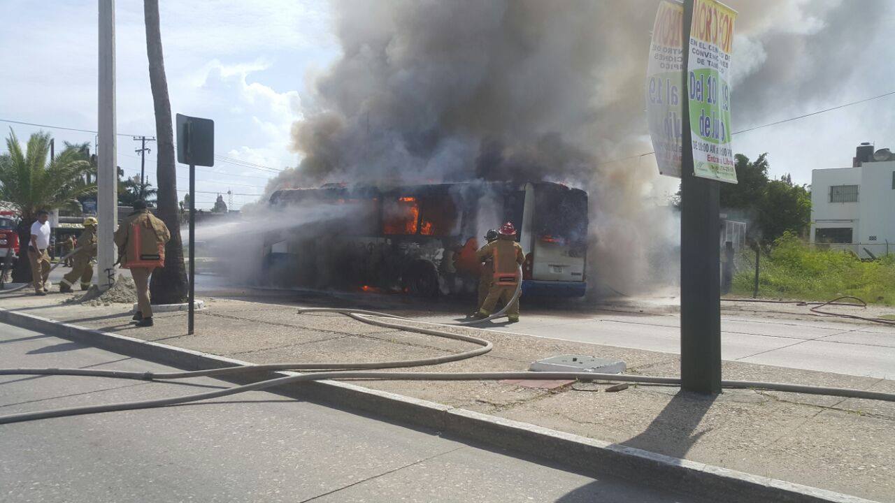 Los bomberos acudieron a tratar de controlar las llamas que se extendían en el interior de la unidad.