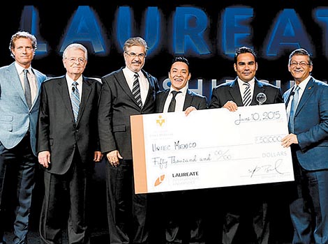 Los egresados de la Unitec recibieron un cheque de 50 mil dólares.