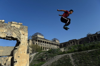 Un joven afgano practica el parkour ante las ruinas del palacio de Darul Aman, en Kabul