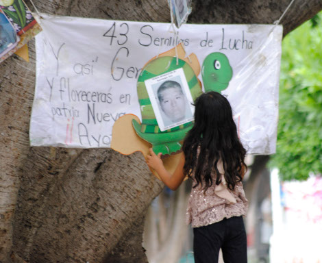 Ayer se llevó a cabo la primera reunión entre Arely Gómez y los padres de los normalistas. 