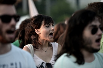 Miembros del Partido Comunista de los Trabajadores griego gritan consignas contra nuevas medidas de austeridad, hoy en Atenas