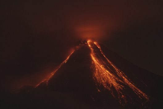 Durante la noche del jueves y la madrugada del viernes se registró expulsión de incandescencia arrojada sobre los costados del volcán durante cinco ho