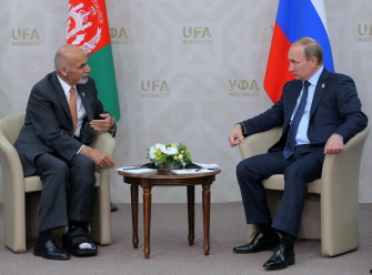 El presidente ruso Vladimir Putin (d), durante su encuentro con su par afgano, Ashraf Ghani, en la cumbre de la OSC en Ufá