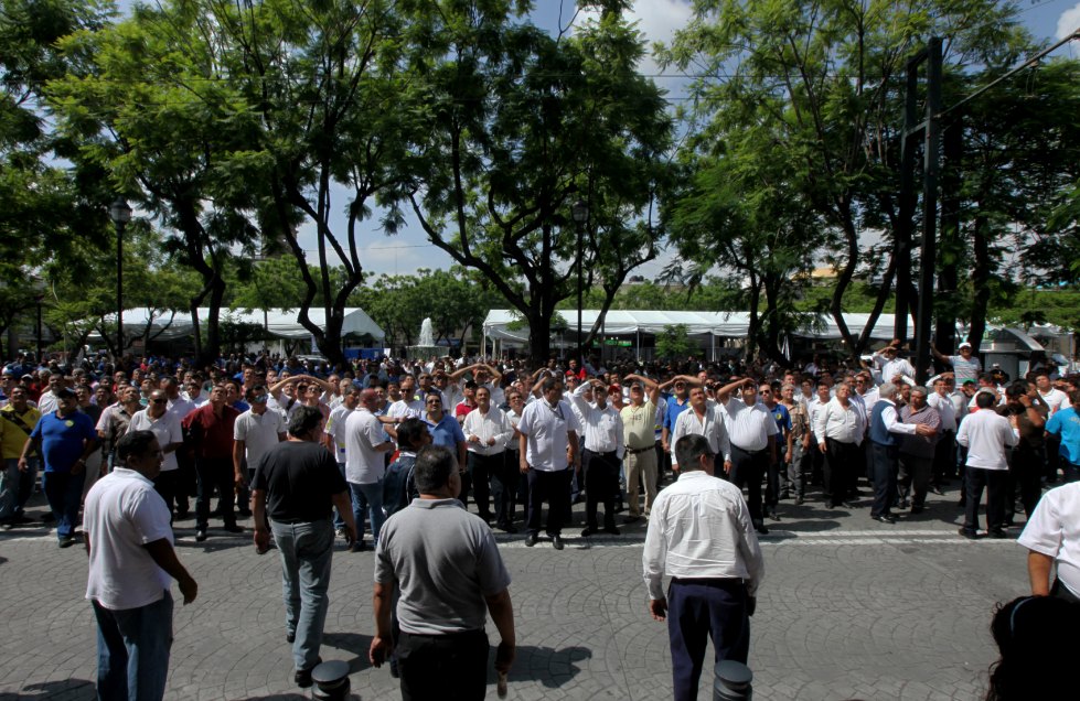 A las puertas del Congreso, taxistas piden medidas contra Uber