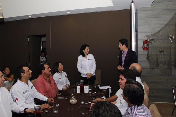 La secretaria de Desarrollo Económico, Mónica González, se reunió con jóvenes en Tampico.