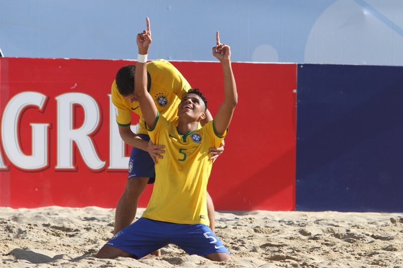 La Selección de Brasil golea a México; aquí el festejo de una de las anotaciones 