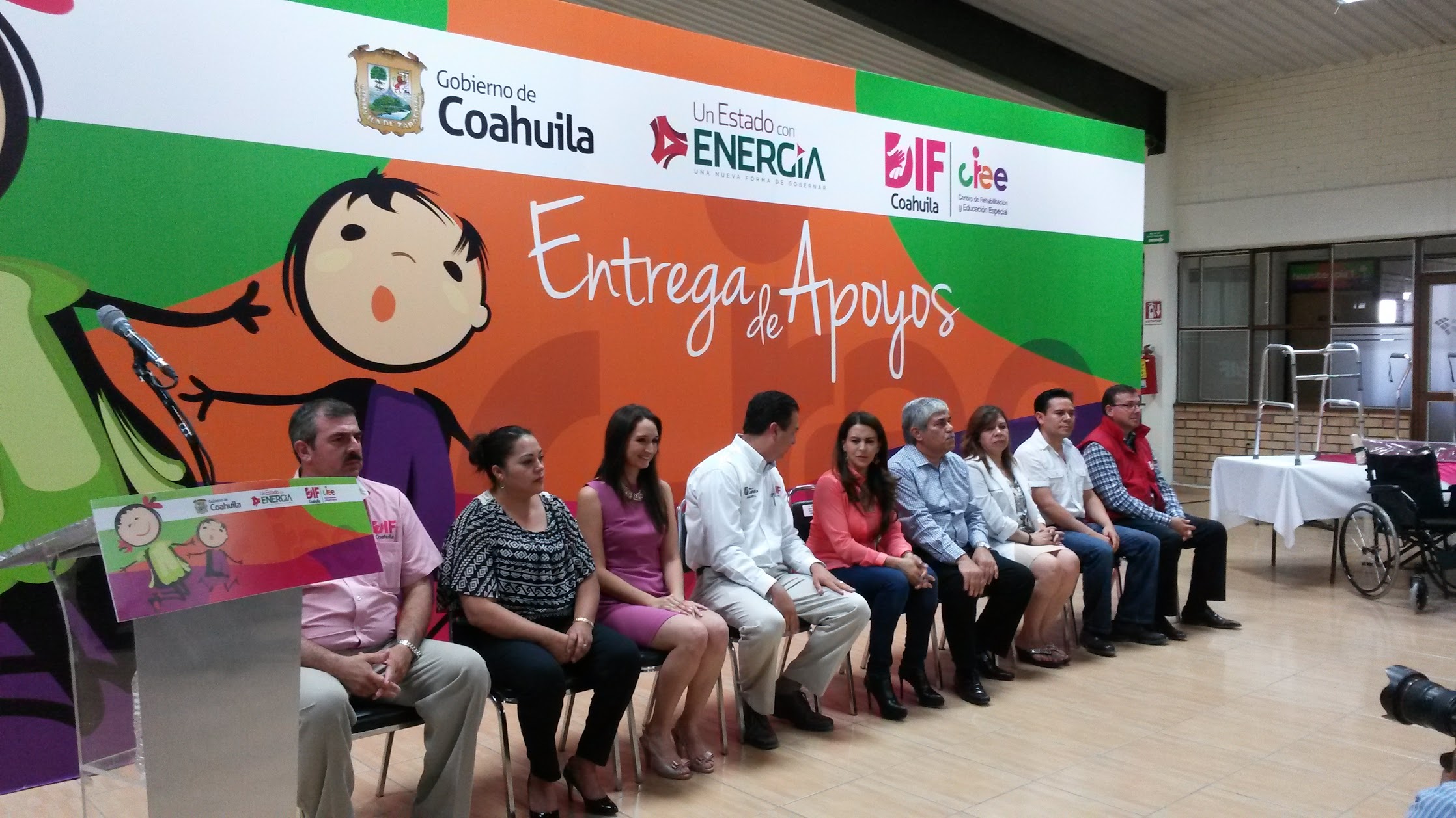 Carolina Viggiano Austria, Presidenta Honoraria del Sistema DIF Coahuila, hizo entrega de donaciones a pacientes discapacitados y de bajos recursos.