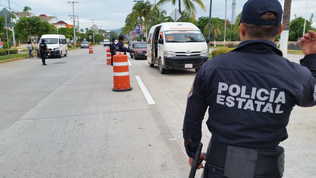 Fueron desplegados 700 elementos de la policía antimotines en la zona donde se realiza el examen. El gobierno del estado envió 200 efectivos, 400 de l