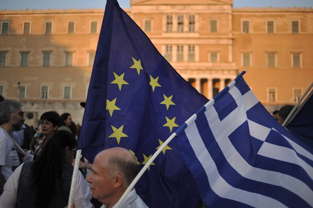 Los ministros de Finanzas de la zona del euro deben decidir hoy aquí si aceptan las propuestas de reforma de Grecia y negocian un tercer rescate que p